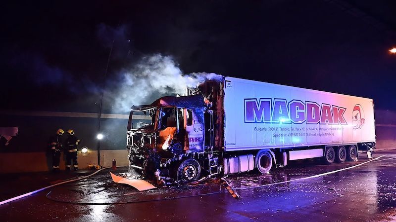Noční požár kamionu zastavil dopravu na Pražském okruhu